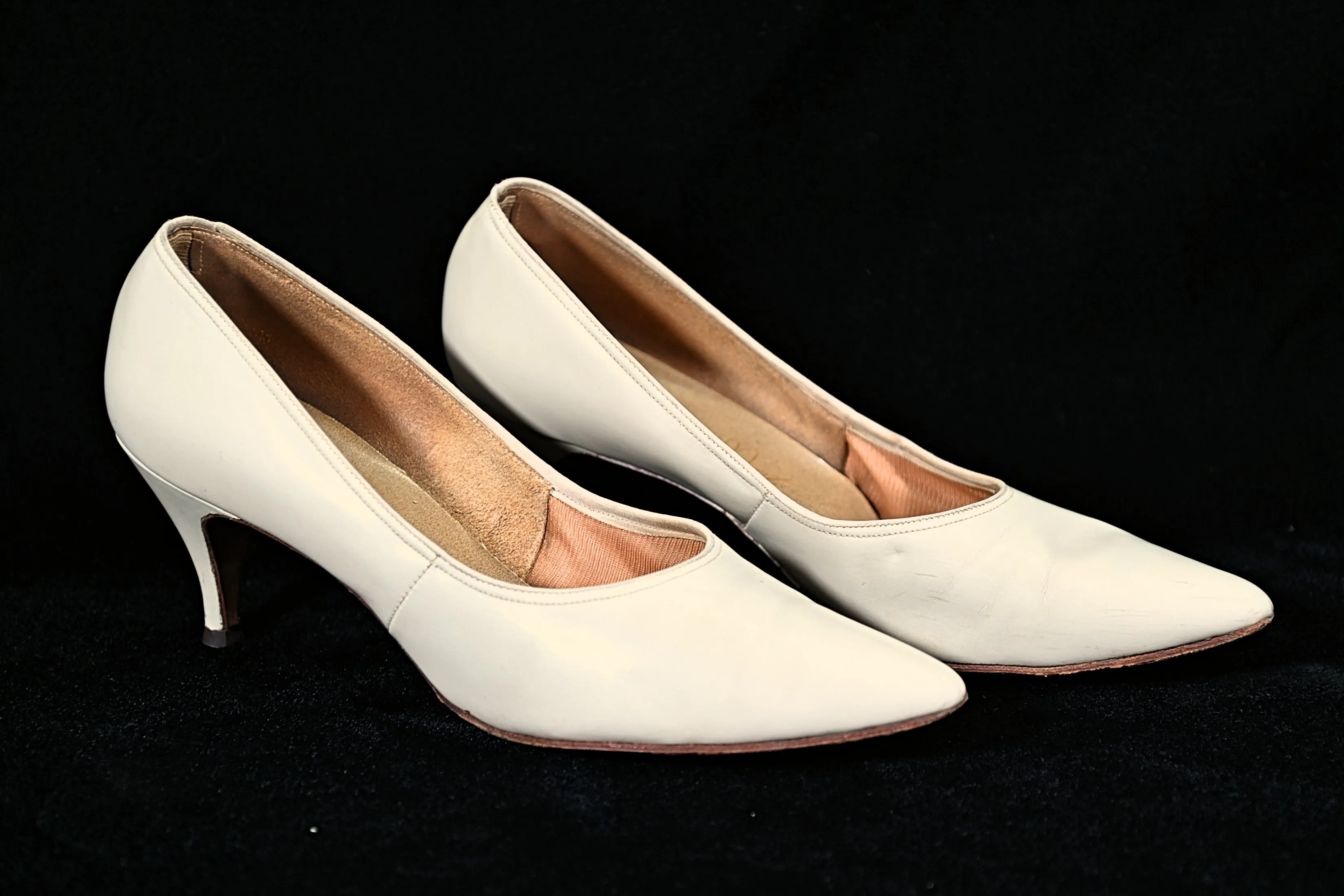 SOLD Vintage 60s Cream Kitten Heel Pumps, Naturalizer 7 1/2 AA (narrow)